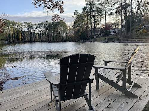 Luxury stay on a lake open plan•huge kitchen•games rm bar•firepit luxury•bedding
