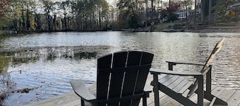 Luxury stay on a lake open plan•huge kitchen•games rm bar•firepit luxury•bedding