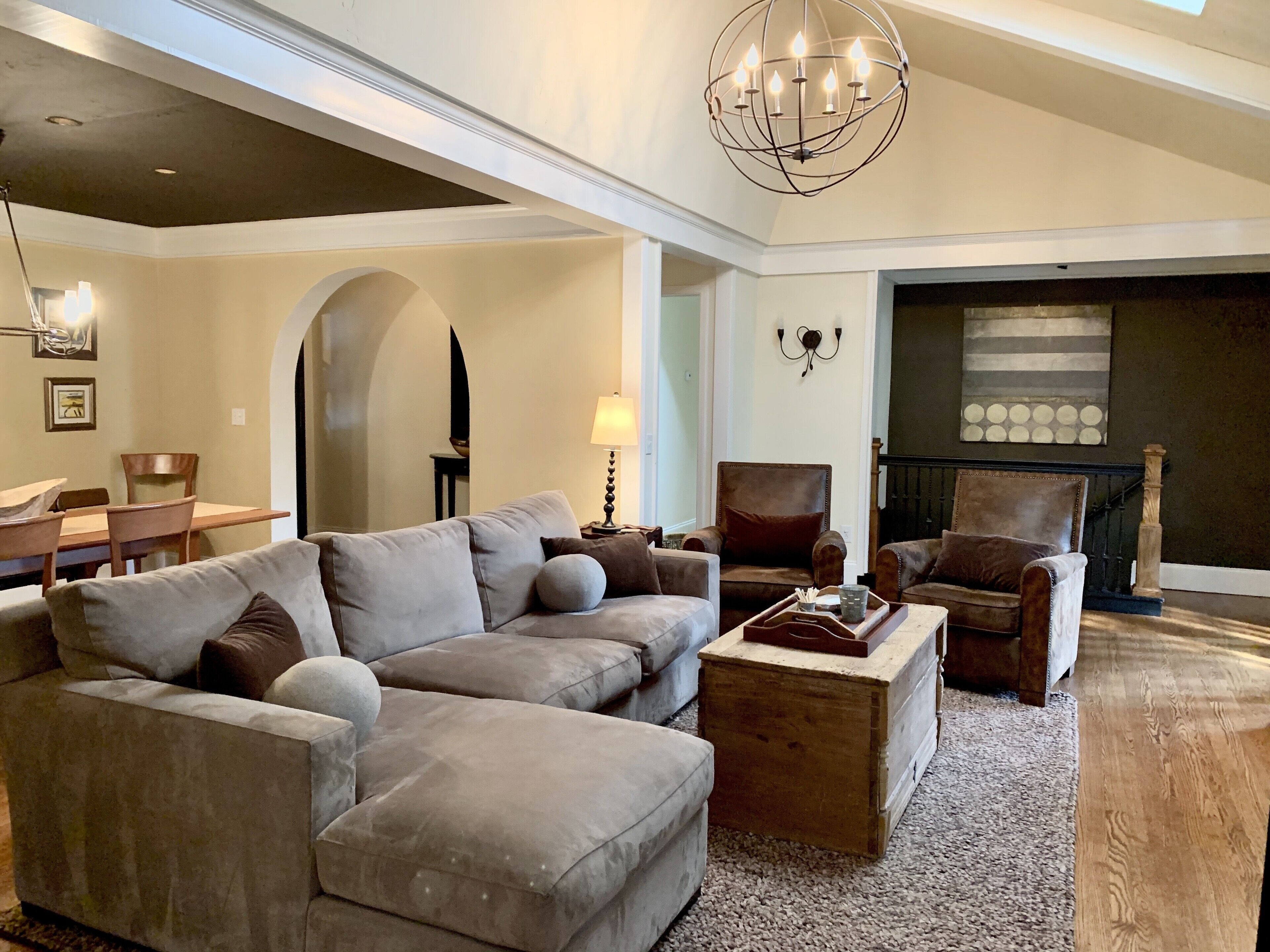 TV connectée, cheminée, lecteur de DVD, livres