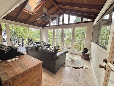 Stunning open plan huge kitchen on lake games rm bar firepit restaurants 4 beds