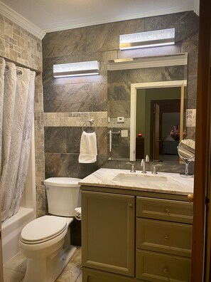 Duschwanne, Haartrockner, Handtücher, Seife