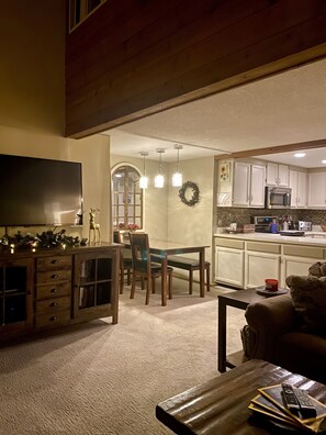 Smart TV, fireplace, video games, DVD player - Beautiful 3 BR ski In Trailside condo.  Steps away from WaterPark & Ice Rink  (Jay)