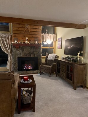 Smart TV, fireplace, video games, DVD player - Beautiful 3 BR ski In Trailside condo.  Steps away from WaterPark & Ice Rink  (Jay)