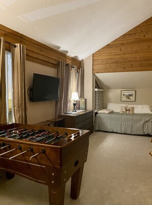 3 bedrooms, desk, iron/ironing board, free WiFi - Beautiful 3 BR ski In Trailside condo.  Steps away from WaterPark & Ice Rink  (Jay)