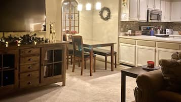 Smart-TV, Kamin, Videospiele, DVD-Player