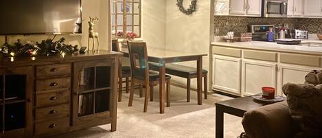 Smart-TV, Kamin, Videospiele, DVD-Player