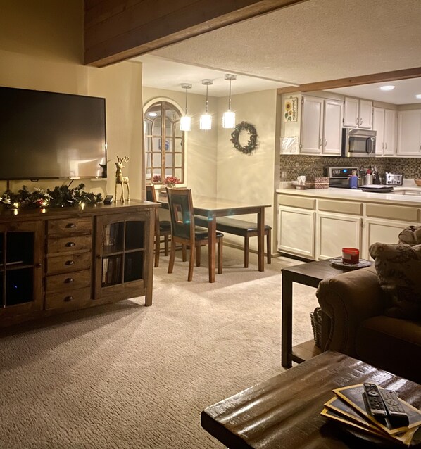 Smart-TV, Kamin, Videospiele, DVD-Player