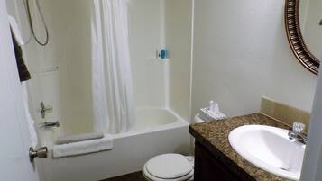 Ensemble douche/baignoire, sĂšche-cheveux, serviettes fournies, shampoing