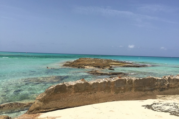 En la playa, camastros y toallas de playa