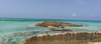 COAXY BORD DE MER 2 LIT / 2 COTTAGE DE BAIN DANS LA VILLE D'ALICE, BIMINI, BAHAMAS