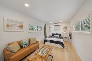 4 quartos, escrivaninha, ferros/tábuas de passar roupa, berço de viagem