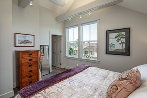 2 bedrooms, blackout curtains, iron/ironing board, travel cot - La Conner, Tillinghast Residence E #401 (La Conner)