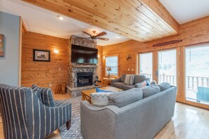 Smart TV, caminetto, tavolo da calcetto, impianto stereo