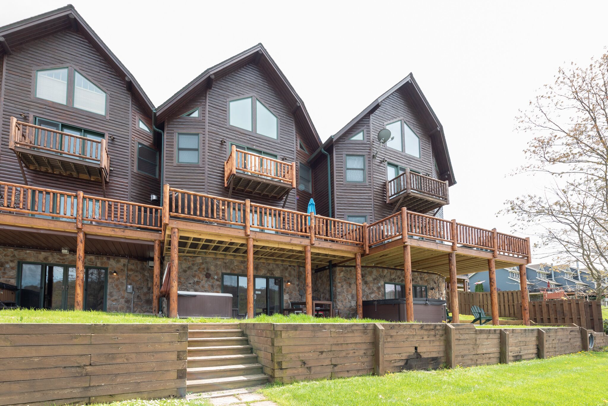 Cedar Shores Villa #02: Lakefront, Dogs Welcome, Hot Tub, Fire Pit!