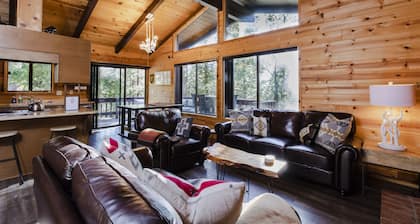 MidCentury Cabin-Deck w Killer Views Near Hiking At Humber Park Dog Friendly
