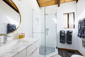 Dusche, Haartrockner, Handtücher, Seife