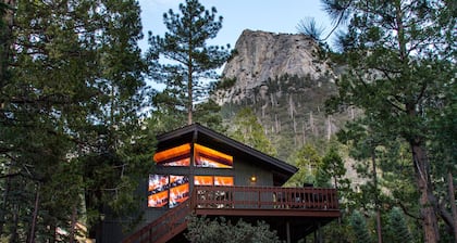 Cabine moderne et haut de gamme avec des vues spectaculaires dans la vallée de Fern - Lazy Arrow Lodge