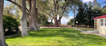 Tranquilo, país, casa de campo rústica en granja de trabajo