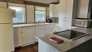 Geladeira, micro-ondas, fogão, cooktop