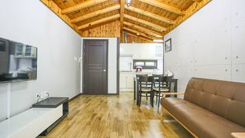 Quarto casal (Emerald) | Área de estar | TV de tela plana 42 polegadas com canais a cabo, TV