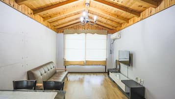 Doppelzimmer (Emerald) | Wohnbereich | 42-Zoll-Flachbildfernseher mit Kabelempfang, Fernseher