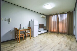 Topaz | Living room | 42-inch flat-screen TV with cable channels, TV - Kyung-po Stone Valley (Gangneung)