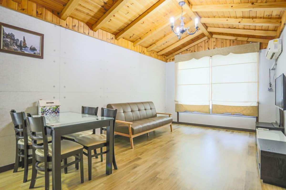 Emerald | Living area | 42-inch flat-screen TV with cable channels, TV