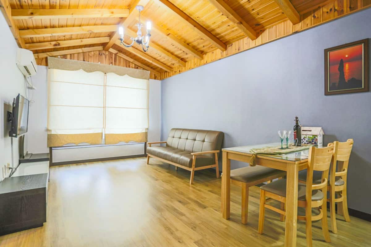 Sapphire | Living area | 42-inch flat-screen TV with cable channels, TV