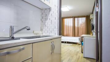 Geladeira, micro-ondas em uma área comum, cooktop, chaleira elétrica