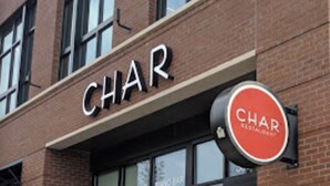 Restaurante CHAR con un letrero que indica que ya está abierto.