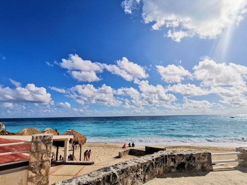 Moderne Villa liegt am karibischen Strand 