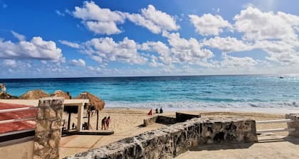 Moderne Villa liegt am karibischen Strand