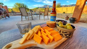 Outdoor dining - Golf and Hiking Retreat - Base of the Superstition Mountain - Sunset View (Gold Canyon)