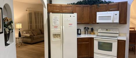 Kylskåp, mikrovågsugn, ugn och spishäll