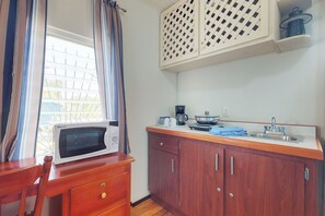 ثلاجة، ميكروويف، موقد طهي مسطح، ماكينة لصنع القهوة/الشاي