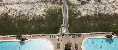 Una piscina techada, una piscina al aire libre
