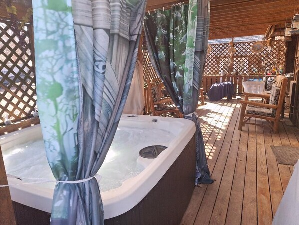 Indoor spa tub - Cozy Garden Cabin patio, pool, pets just two blocks to the lake and fishing dock (Eufaula)