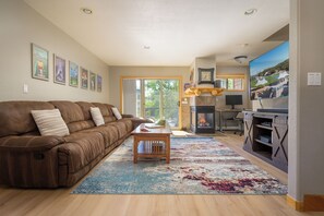 Smart TV, chimenea y reproductor de DVD 