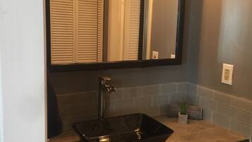 Serviettes fournies, savon, papier toilette