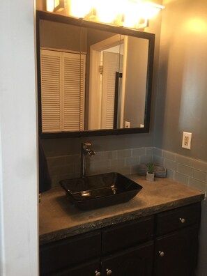 Toallas, jabón, papel de baño 