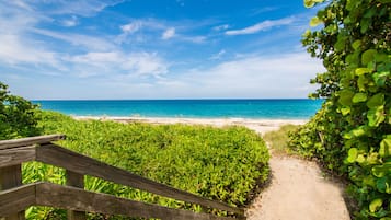 In Strandnähe, Liegestühle, Strandtücher