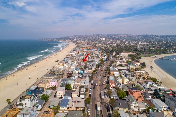 Playa en los alrededores, camastros y toallas de playa