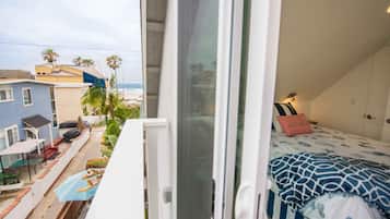 3 habitaciones, escritorio y tabla de planchar con plancha