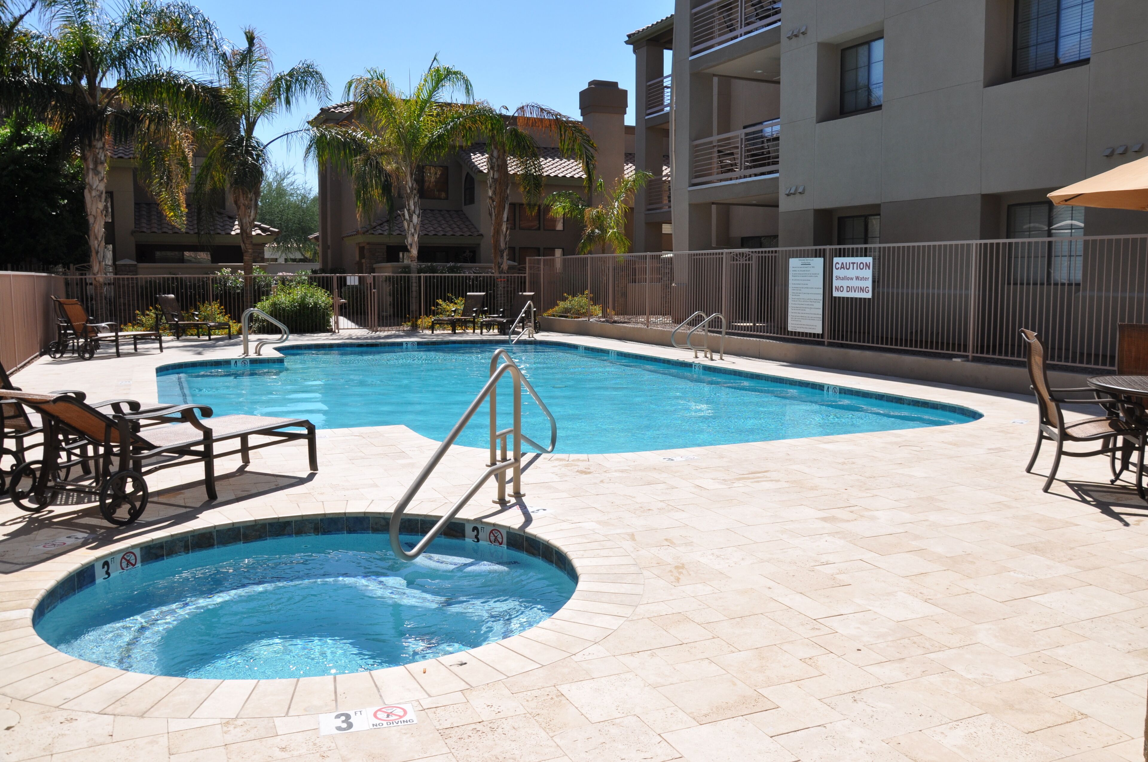 Beautiful and quiet Scottsdale condo . Heated pool/hot tub
