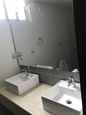 Serviettes fournies, savon, papier toilette