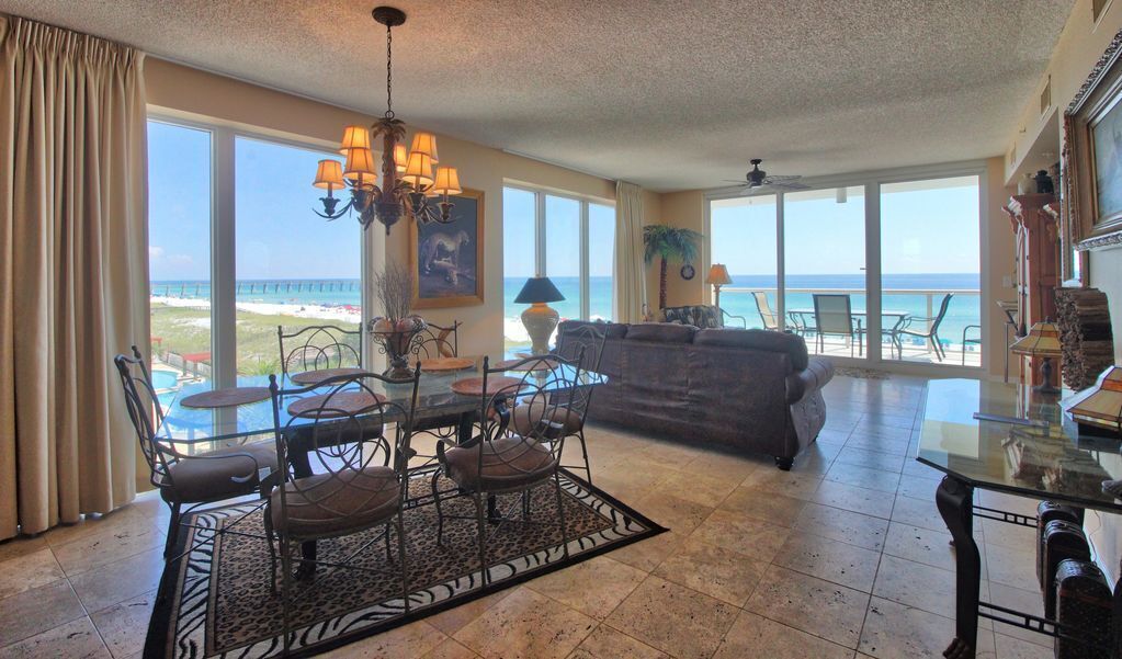 Awesome Condo with Amazing views & beach service
