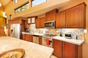 ثلاجة، ميكروويف، فرن، موقد طهي مسطح