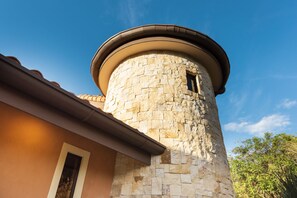 تفاصيل الفندق من الخارج