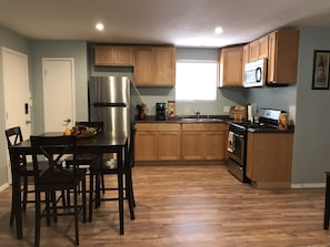 Fridge, microwave, oven, stovetop - Beautiful Cabin Surrounded By tall Pines in Pinetop AZ. 3Br/2Ba Sleeps Up To 8 (Pinetop-Lakeside)