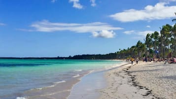 En la playa, camastros y toallas de playa